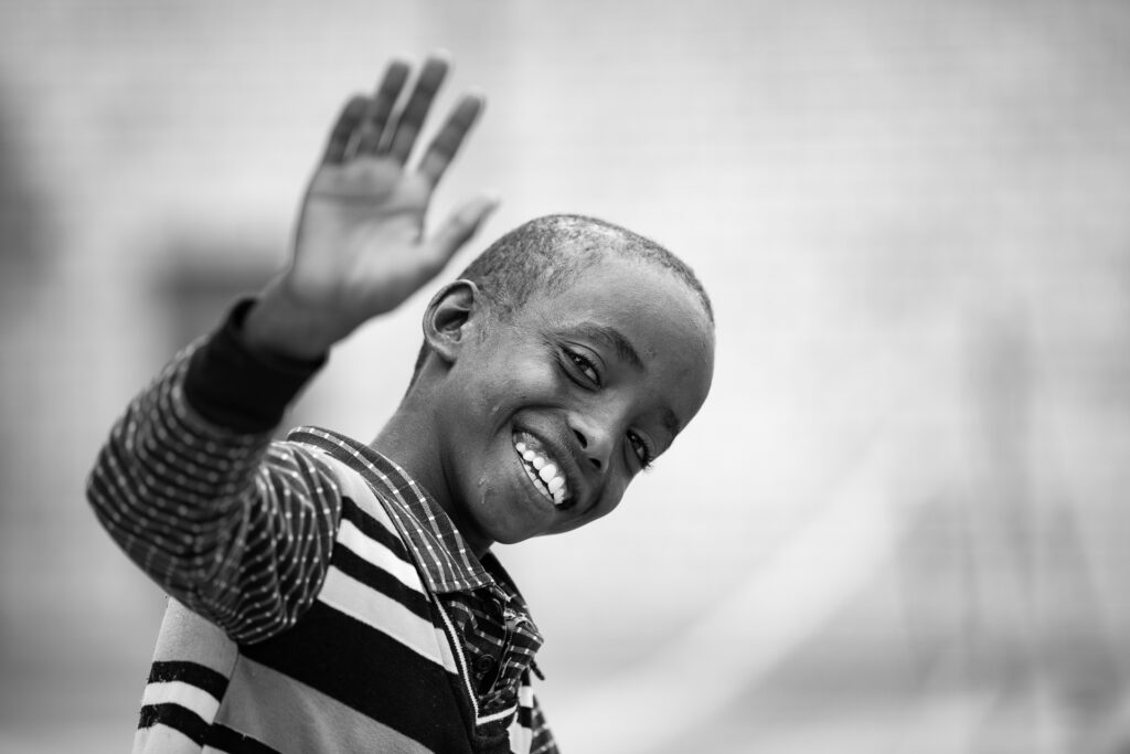 Bambino africano saluta nella missione di Suor Laura ad Adwa